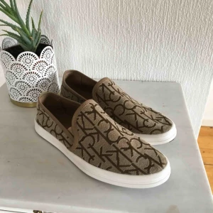  - Riktigt snygga slip ons från Calvin Klein. Köpta här på plick men var lite för stora för mig (har vanligtvis 37). Dom är i väldigt bra skick! Frakt tillkommer på 70kr (kan betala en del av frakten vid snabb affär)