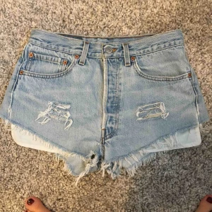  - Väldigt små i storlek, passar en normal S. Äkta Levi’s 501. Använda fåtal gånger. Köparen står för frakt 👗