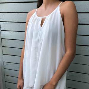 Fin vit ”blus-aktig” klänning i storlek S, knappt använd. Perfekt nu till sommaren