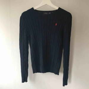  - Jättefin Ralph lauren tröja som är nästintill oanvänd. Inte min stil så har bara hängt i garderoben. Inte nopprig, trasig, urtvättad eller liknande. Kan absolut tänka mig att gå ner i pris, kom med egna bud!💞