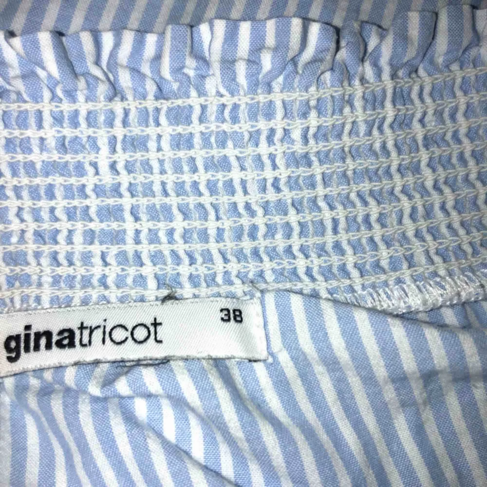 Supersöt vitblå-randig offshoulder tröja från Gina Tricot. St 38, men passar absolut som 36 också! Säljer pga att den ej använts. Använd runt 4 ggr.  Kan mötas upp i Umeå. Står ej för frakt. Toppar.