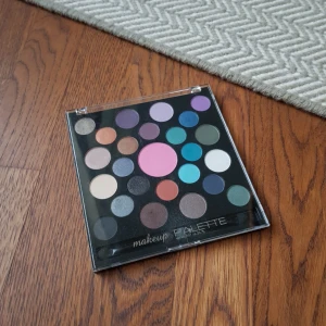  - Helt ny palette, swatchade en färg bara. Frakt betalas av köparen eller så kan vi träffas vid centralen eller täby 