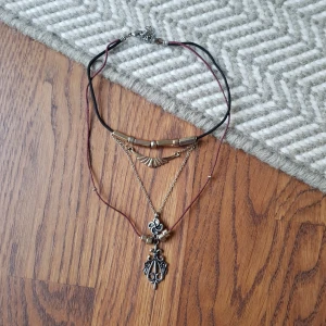  - Halsband i bra skick, frakt betalas av köparen 