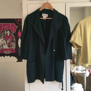  - Denna fräsiga 70-tals kavaj har blivit ärvd genom familjen och är i mycket gott skick!   Perfekt till festliga tillfällen