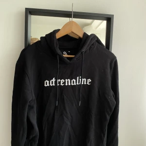 Hoddie - Säljer min hoddie från lager 157. Använd fåtal gånger, väldigt fint skick. Mjuk o h skön.💕