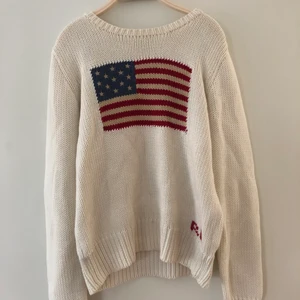 Ralph Lauren stickad tröja - Stickad tröja från Ralph Lauren, köpt på kidsbrandstore för ca 2 år sedan men endast använd ca 5 gånger❤️. Nypris 1 395kr. Vid köp står köparen för frakt eller så möts vi upp i kvarnby. Storlek 12-14 år