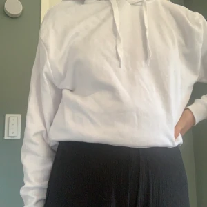 Hoodie - Vit hoodie från Cubus andvänd en gång eftersom det inte riktigt är min stil. Köparen står för frakten.