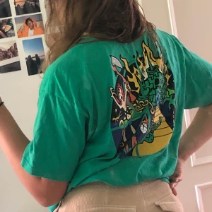 Polar tshirt - En polar tshirt i färgen pastellgrön köpt på herravdelningen i storlek M, sitter oversized på mig som vanligtvis har S/M i damstorlek. Köpt på Hollywood för 400kr💚 Absolut nyskick!