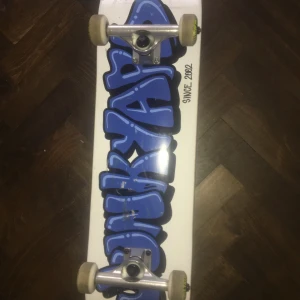 Skateboard - Skateboard från junkyard som är lite sliten på undersidan. Skriv för fler bilder. Nypris: 900kr.