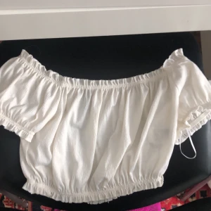 Vit off shoulder topp - Fin, somrig off shoulder topp från h&m. Storlek M men passar som en xs/s. 