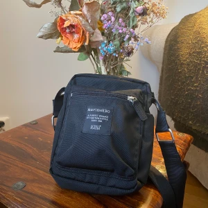 Marimekko väska  - Axelremsväska från Marimekko i väldigt bra skick. Säljes pga kommer inte till användning längre💫 Nypris 600kr