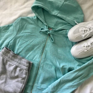 Croppad hoodie - Croppad hoodie i bra skick, storlek s och är i en turkos färg.