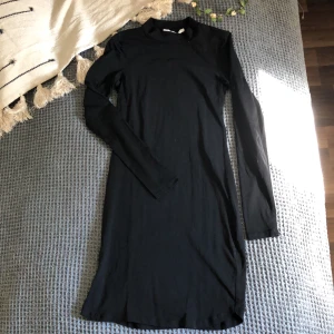 Klänning - Svart klänning med polokrage