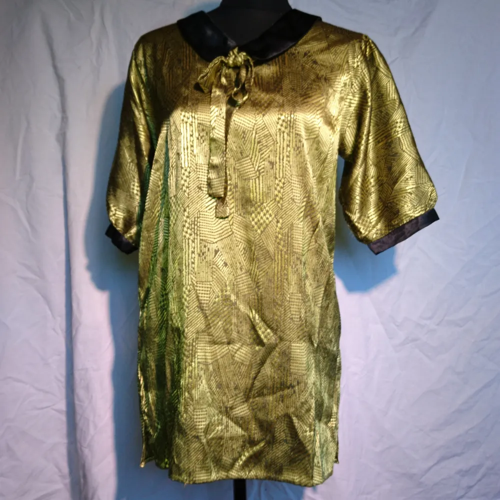 Superfin unik vintageklänning i guld/gul och svart. Klänningar.