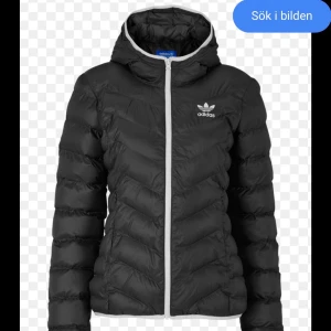 Adidas vinterjacka - Säljer denna jätte fina slutsålda adidas vinterjackan. Använd en vinter, ny skick.  Obs första och sista bilden är lånad!