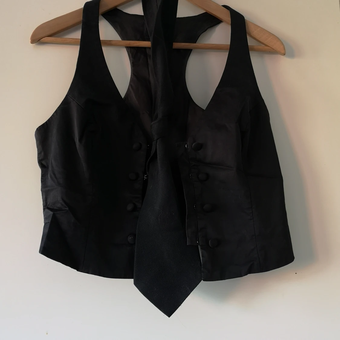 Svart figursydd väst med slips