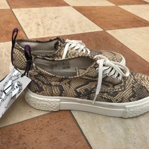 Eytys sneakers - Skitcoola sneakers från eytys x hm som jag råkade köpa i fel storlek. De är helt oanvända med lappen fortfarande på och jättebekväma! Älskar verkligen dessa! Buda! 
