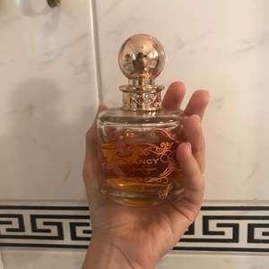 God Jessica Simpson parfym (Fancy) med så gott som hela innehållet kvar! Originalpris 700kr