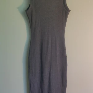 Hm grå trikåklänning - Superfin lång stretchklänning som går ner till vaderna. Använd 1 gång men tyvärr för liten för mig. Inget att anmärka. 