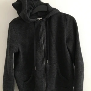 Kofta - Grå svart kofta köpte för 199 säljer för 50