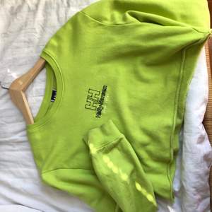 Limegrön/neongrön avklippt sweatshirt. Den är skitsnygg men inte vad jag använder längre. Storlek XL men absolut bra på mig som är storlek S 