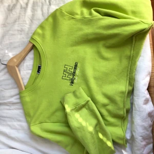 Helly Hansen/Sweet SKTBS - Limegrön/neongrön avklippt sweatshirt. Den är skitsnygg men inte vad jag använder längre. Storlek XL men absolut bra på mig som är storlek S 