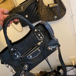 Balenciaga city mini - Felfri Balenciaga väska i modellen city mini nya modellen edge. Haft den i något år men inga skador eller fläckar. Tyvärr inget kvitto eller påse. Serienummer finns!  