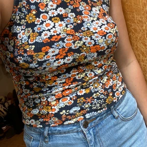 Topp BIKBOK - Topp från bikbok i stl M. Ganska kort i modellen! Köpt secondhand. 50 kr plus frakt som köparen står för. 