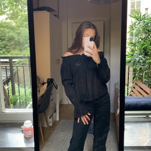 Blus från Zara - Jättefin blus från ZARA som går att ha både som offshoulder eller inte. Använd 1 gång så i jättebra skick! 