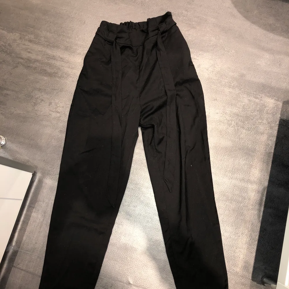 I storlek XS/S färg:svart går att knyta fram. Har ingen användning för dom därför säljer jag. Jeans & Byxor.