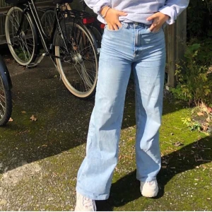 Jeans - Säljer mina absoluta favorit jeans från NAKD. Dess går inte längre att få tag på. Dem är i bra kvalitet men de syns att dem är använda. Säljer dem för ett bra bud. *BUDA I KOMMENTARERNA* Budgivning pågår tills tisdag 18.00 💫💛 *HÖGSTA BUD 480*