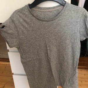 T-Shirt från Ralph lauren - Säljer pga att den inte passar.