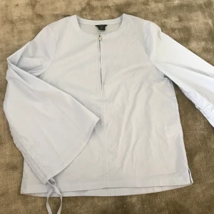 Ljusblå blus med vida armar - Superfin ljusblå blus med vida armar från Lindex i storlek 36