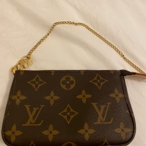 Louis Vuitton  - Pochette accessoires från Louis Vuitton, slutsåld överallt. 15.5 x 10.5 x 4.0 cm 
