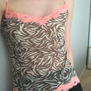 Fint spetslinne med zebramönster💖 - Jag säljer detta jättesnygga spetslinnet från humana som tyvärr inte har kommit så mycket till användning. Det står ingen storkek i, men jag skulle säga att den passar en xs/s. Budgivning vid stort intresse och köparen står för frakt💖