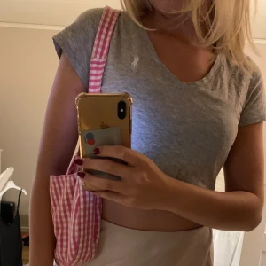 Ball topp - snygg tröja från ralph lauren i gott skick, köpt i USA för några år sedan men har inte kommit till så mycket användning. på bilden har jag vikt upp tröjan som en crop top :) passar xs-s och frakt ingår!🦋