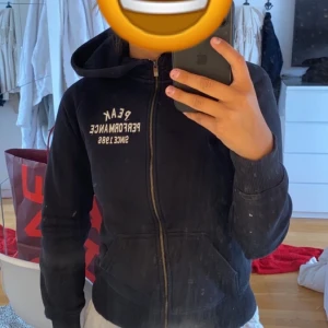 Peak performance  - Marinblå peak performance flis som tyvärr inte kommer till användning längre. Köptes för 1300 kr men säljer för 440 kr. Storlek s