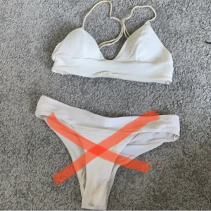 Bikini  - Säljer en vit bikini från hm i bra skick, säljer den då inte kommer till användning, har blivit lite ljus gul av poolvattnet men över lag bra, 120+frakt elr 60 per del