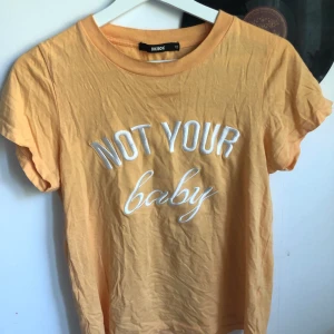 T-shirt med ”not your babe” tryck på - Tröjan är köpt på bik bok och är en väldigt cool och söt tröja🌼