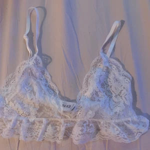 Vit bralett - Vit bralett ifrån nakd, aldrig andvänd. Storlek m, normal i storleken