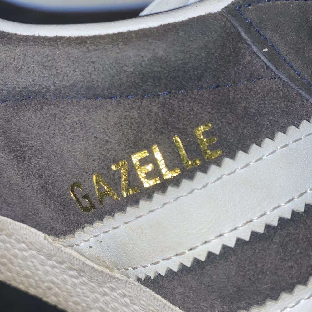 Säljer ett par blåa Adidas Gazelle sneakers i storlek UK 7. Köparen står för frakt eller så kan vi mötas upp. Priset kan diskuteras.. Skor.