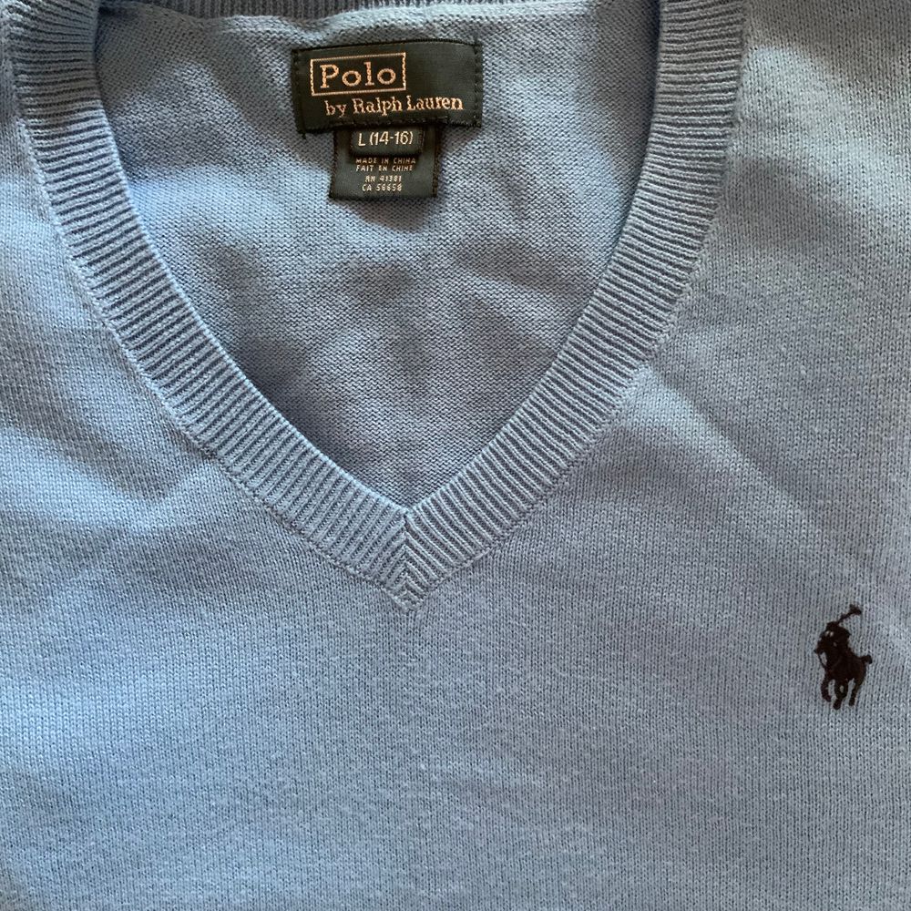 Klassisk v-ringad tröja från polo. Har armbågslappar i äktamocka (kan sprättas bort om så önskas). Tröjan är i strl. L barn (14-16 år), vilket motsvarar ca 170 eller S dam. Jag själv är 177 cm lång, så den är liite kort i ärmarna på mig. Frakt ingår!. Tröjor & Koftor.