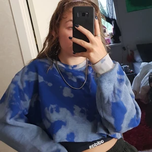 Woop - Säljer denna älskade tröja som jag själv blekt och gjort kortare! I bra skick. Säljs pga att den inte kommer till användning. Om fler är intresserade blir det budgivning i kommentarerna 💞 Frakten ligger på 63kr :)