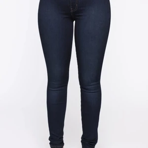 Fashionnova jeans  - Mörkblå storlek 5, motsvarar S-XS ALDRIG ANVÄNT 