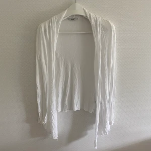 Vit tunn kofta - Vit tunn kofta från Papaya:) Frakt: 22kr (brev)