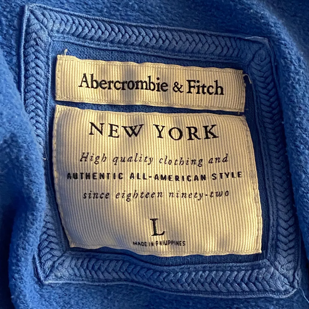 Fin hoodie med dragkedja från Abercrombie and Fitch det står att den är storlek L men skulle absolut säga att den passa S bättre. Köparen står för frakt. Skjortor.
