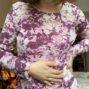 Mönstrad långärmad tröja - Mysig och fin tröja i mesh-liknande material men inte alls genomskinlig! Söta ärmar med lite volang och coolt mönster! 