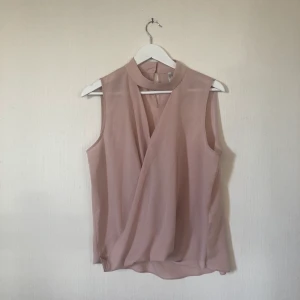Rosa blus - Rosa blus från Forever New. Storlek 40. Nyskick. Köparen står för frakt. Pris går att diskuteras!