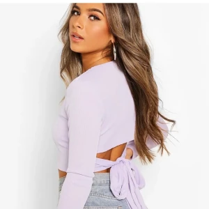 Knyttröja  - Jätte fin helt ny tröja med knutning bak från bohoo