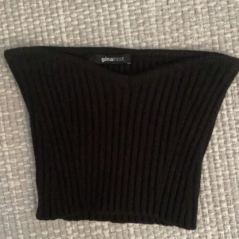 En enkel och minimalistisk topp från Gina tricot, i ett tjockare material och är perfekt över en t shirt eller parad med en kofta. Passar både s och xs. Frakt tillkommer💕. Toppar.